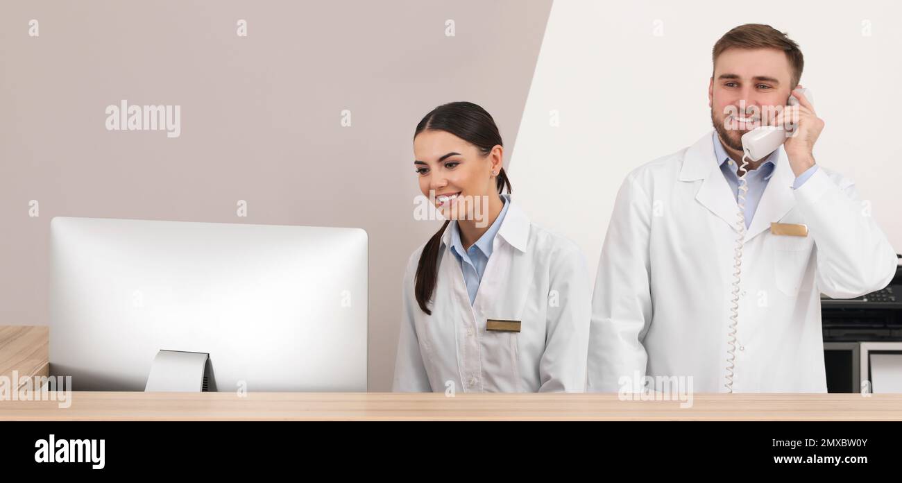 Personnel professionnel travaillant à la réception dans une clinique moderne. Bannière Banque D'Images