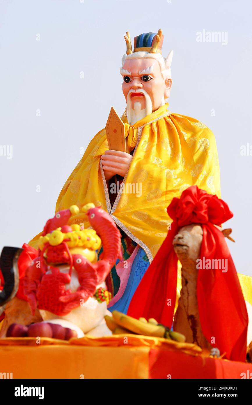 QINGDAO, CHINE - le 3 FÉVRIER 2023 - Une statue du Roi-dragon de mer se trouve sur l'autel de la place de la mer dans le village de Taixitou, ville de Langya, côte ouest ne Banque D'Images