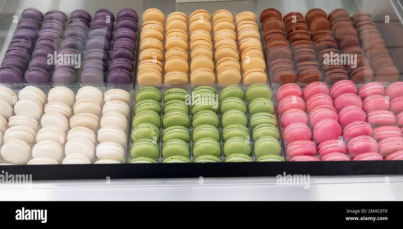 Assortiment de macarons français colorés à vendre Banque D'Images