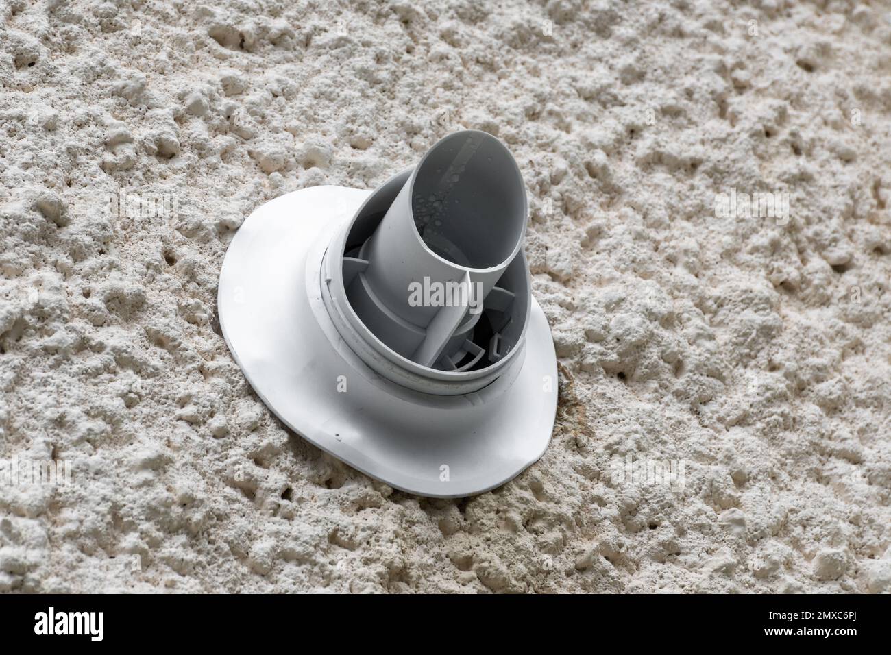 L'évent de la chaudière à condensation de gaz ou le conduit d'évacuation sur le mur extérieur de la maison Banque D'Images