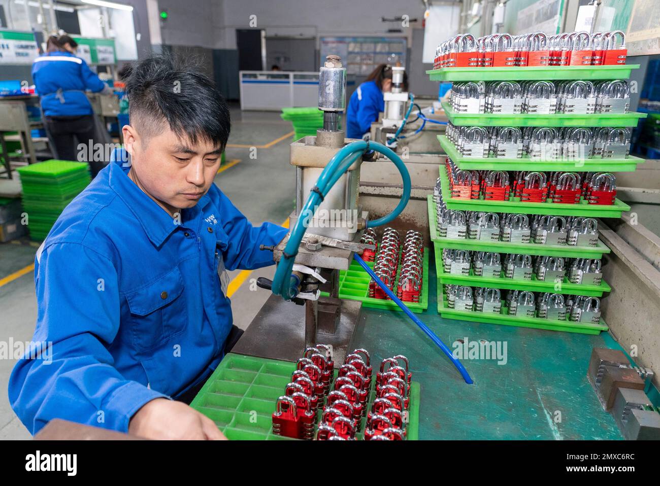 KUNSHAN, CHINE - le 2 FÉVRIER 2023 - Un travailleur vérifie la qualité des écluses de la chaîne de production de Kunshan General Lock Co., LTD à Kunshan, East Chin Banque D'Images