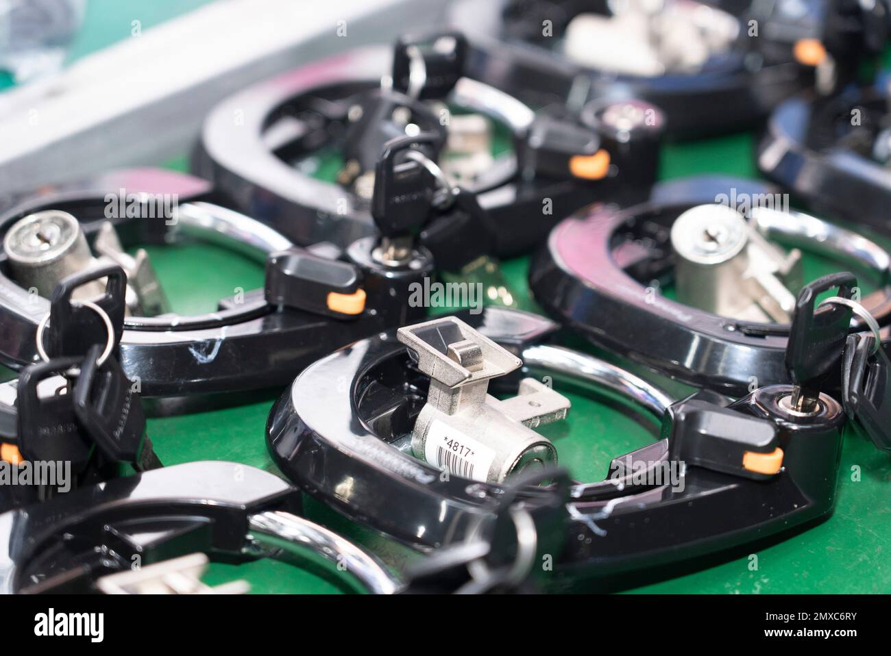 KUNSHAN, CHINE - le 2 FÉVRIER 2023 - les écluses de bicyclettes qui seront exportées au Japon sont sur la ligne de production de Kunshan General Lock Co., LTD., Kunshan Banque D'Images