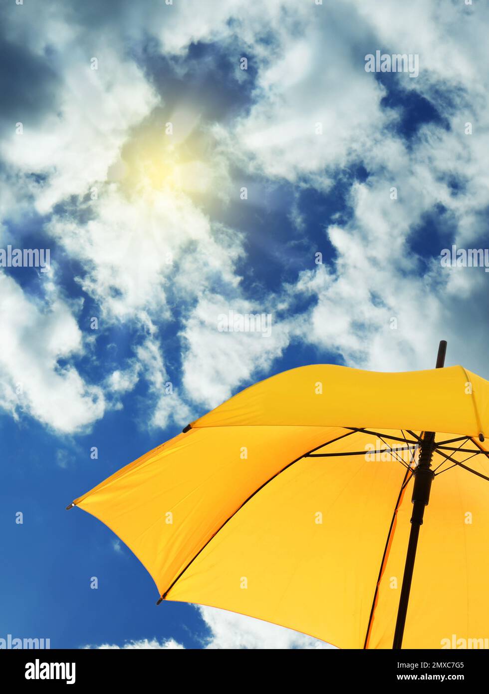 Parapluie jaune moderne contre ciel bleu, espace pour le texte. Protection  solaire Photo Stock - Alamy
