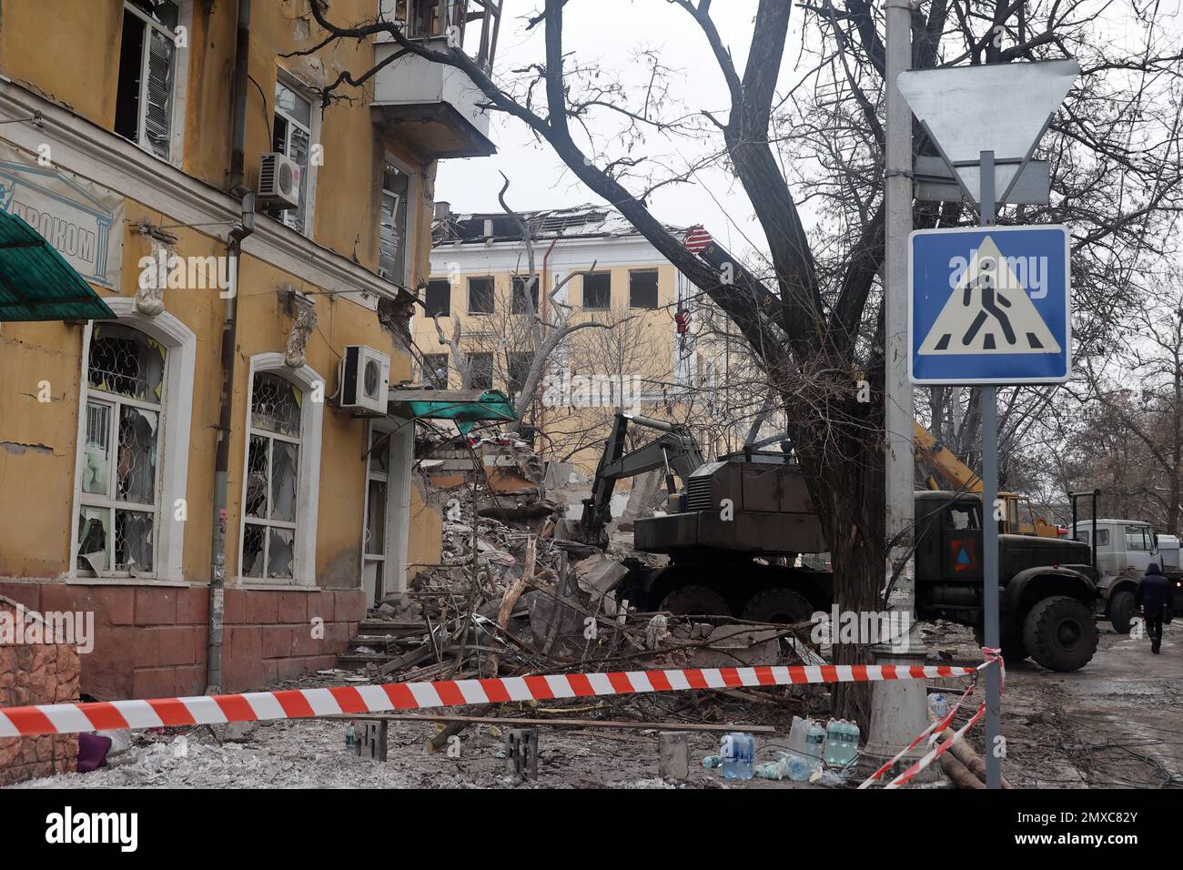 KRAMATORSK, UKRAINE - 2 FÉVRIER 2023 - Un bâtiment résidentiel de quatre étages dans le centre-ville est photographié après avoir été frappé par un missile russe, Kram Banque D'Images