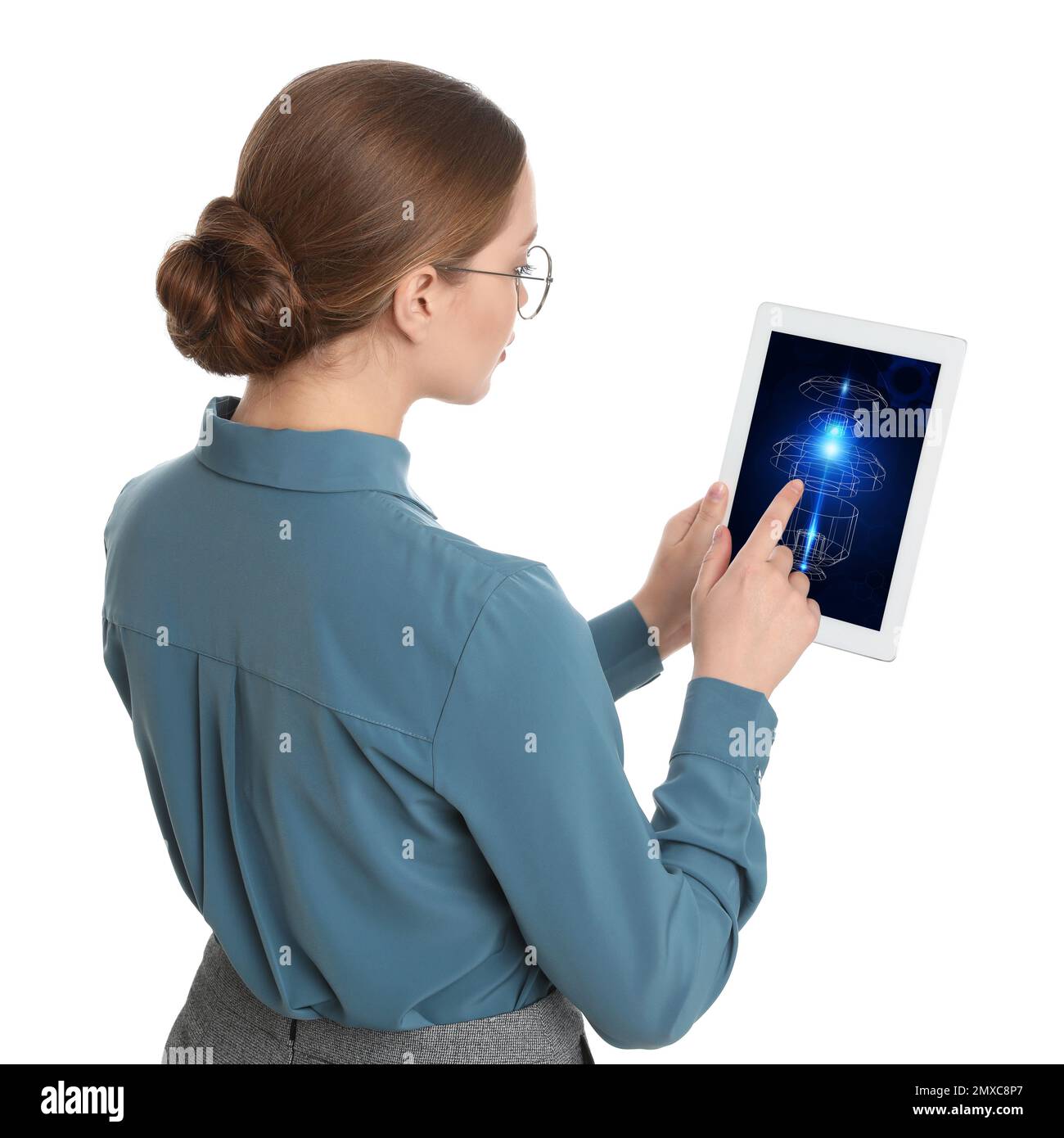 Femme ingénieur travaillant avec le modèle 3D d'équipement moderne sur tablette sur fond blanc Banque D'Images