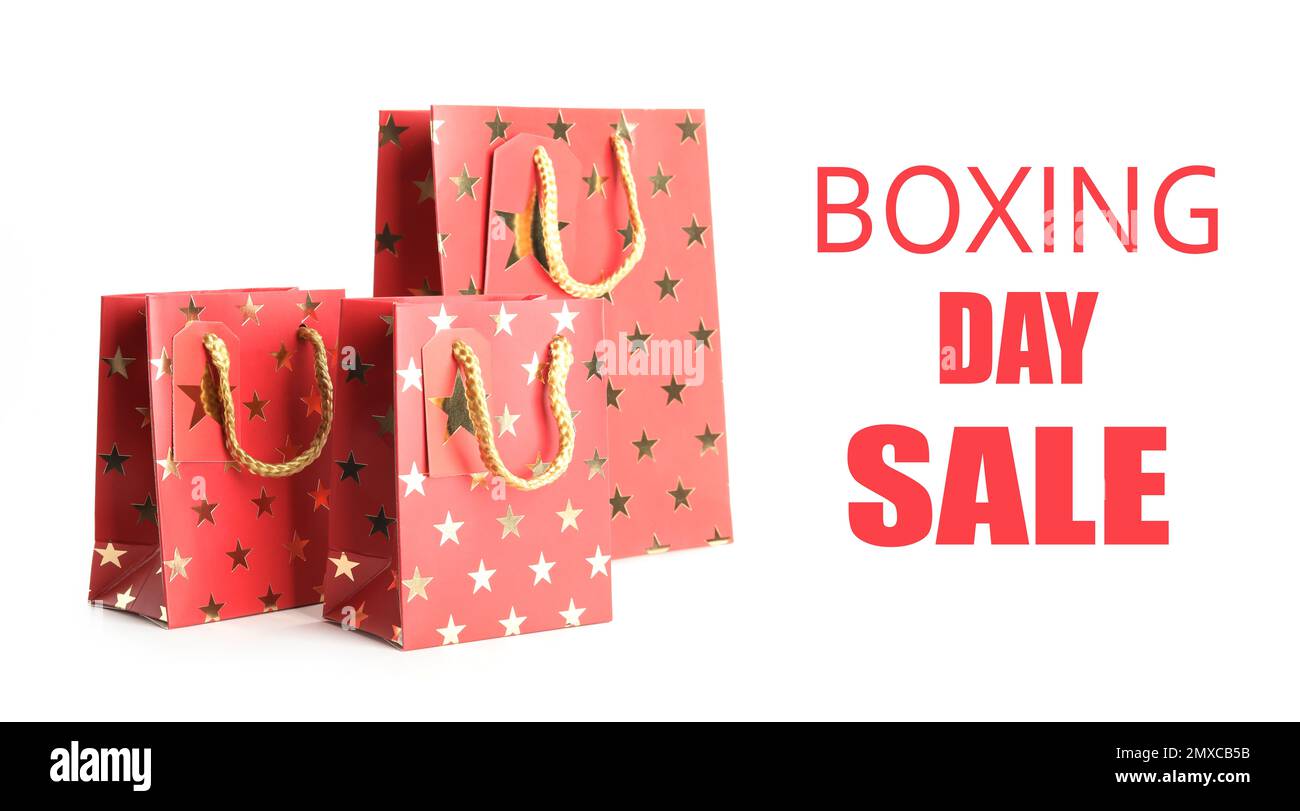 Soldes du lendemain de Noël. Sacs à provisions sur fond blanc, motif bannière Banque D'Images