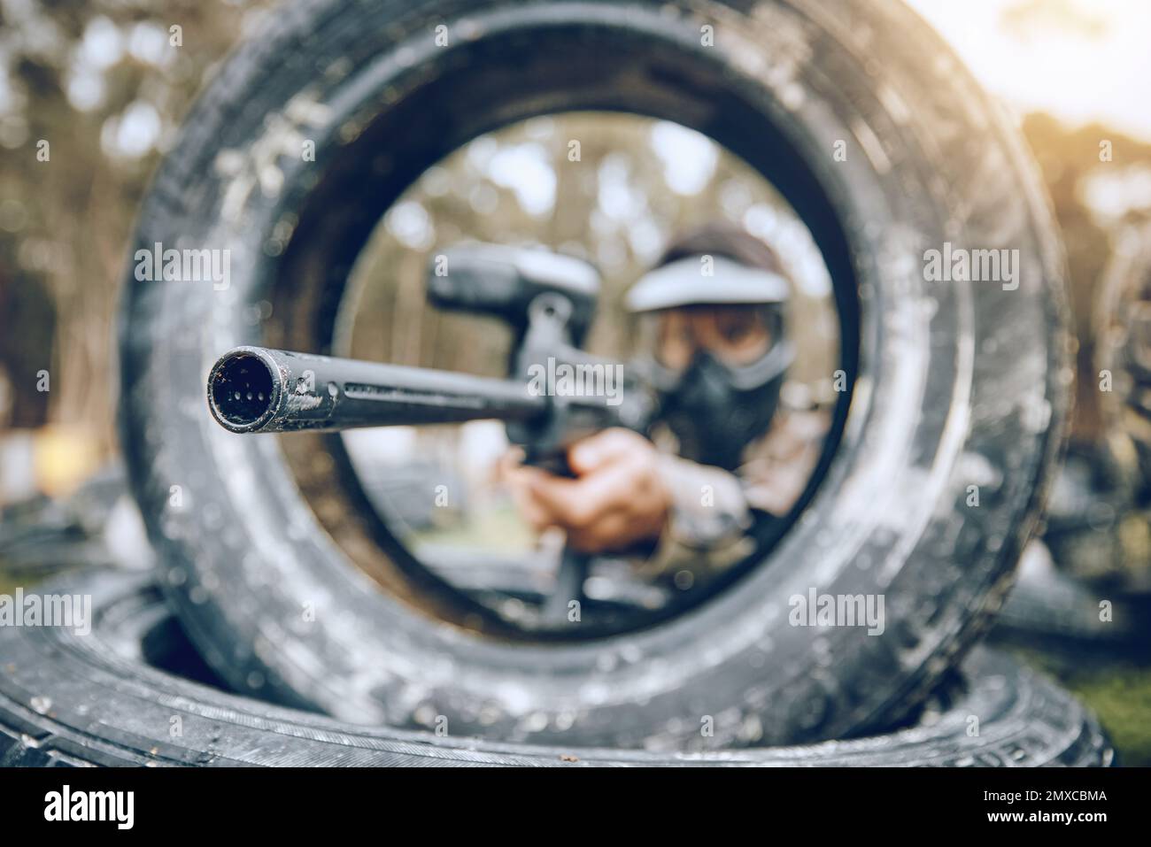 Arme à feu, cible ou homme dans un jeu de paintball jouant sur un champ de bataille militaire en vacances. Objectif de mission, armée ou sniper avec Banque D'Images