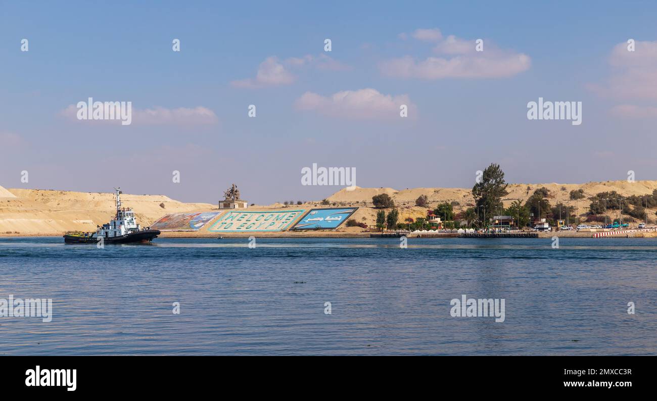 Ismailia, Egypte - 1 novembre 2021: Le bateau à remorqueurs navigue sur le canal de Suez par une journée ensoleillée Banque D'Images