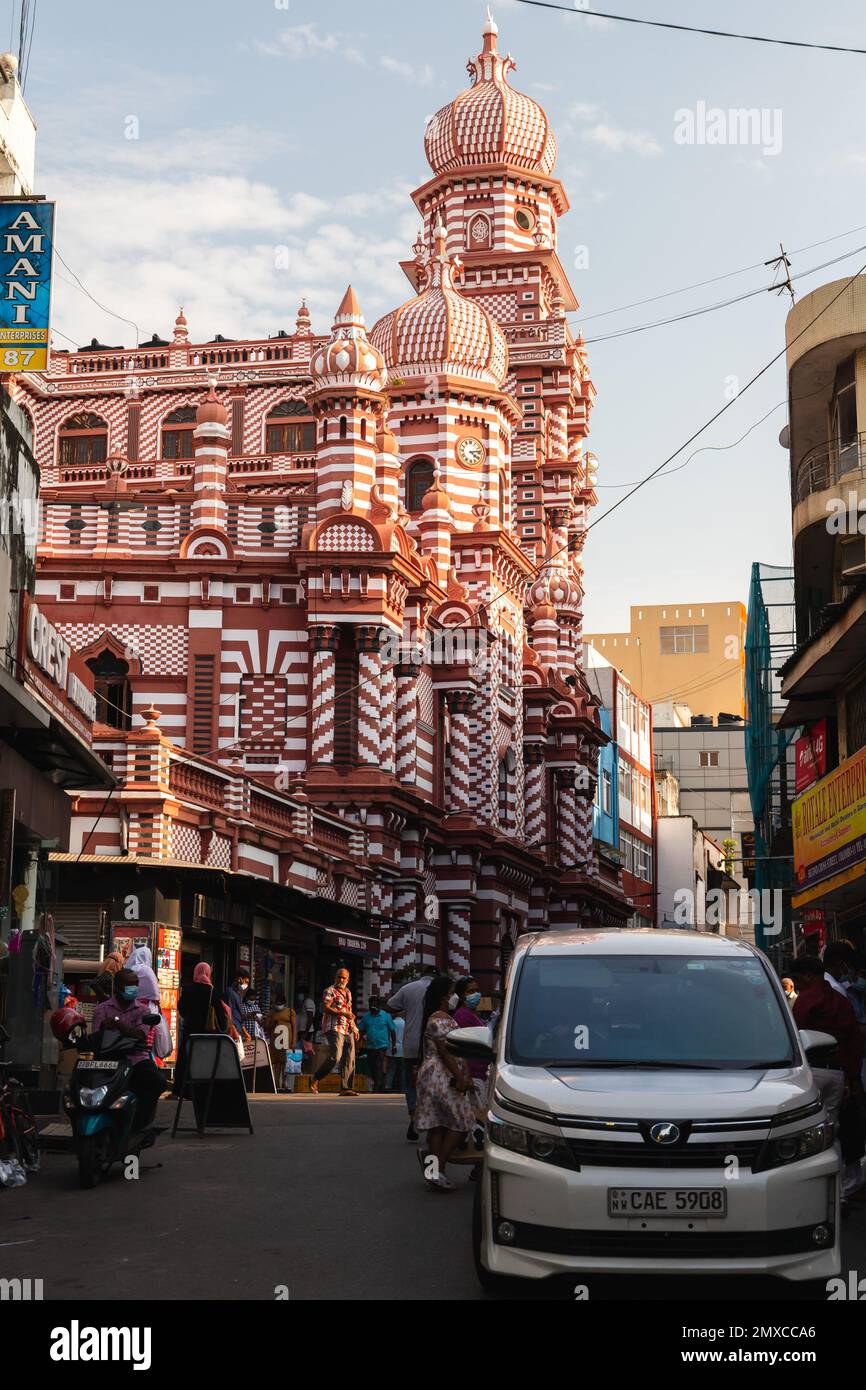 Colombo, Sri Lanka - 3 décembre 2021: Photo de rue verticale avec la mosquée Jami UL-Alfar, connue sous le nom de Mosquée rouge. Les gens ordinaires et les voitures sont sur t Banque D'Images