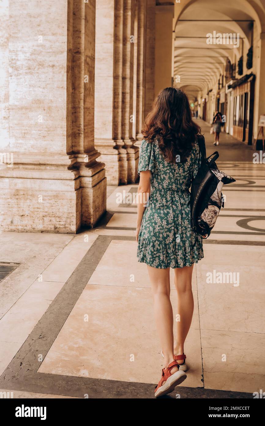 Une belle femme marche avec sac à dos à Turin, Italie. Belle architecture historique. Vacances en Italie, style de vie advanture Banque D'Images