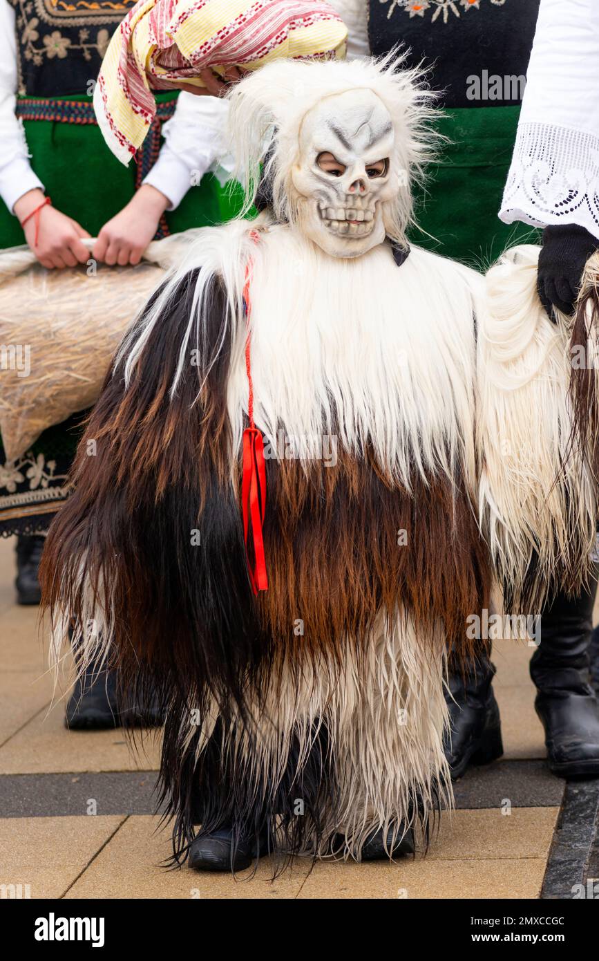 Petit garçon en costume effrayant au Surva International Mascarade and Mummers Festival à Pernik, Bulgarie, Europe de l'est, Balkans, UE Banque D'Images