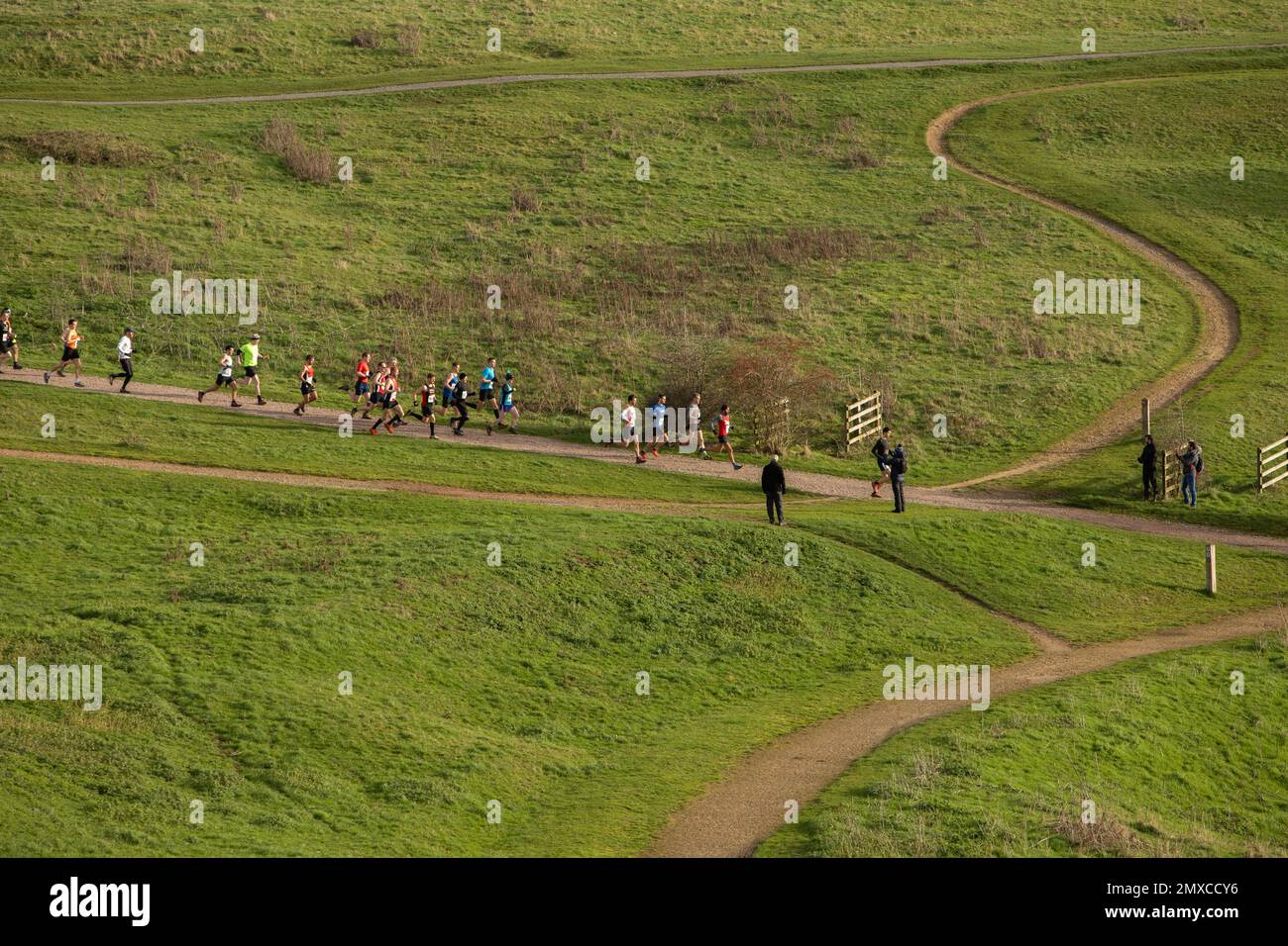 Vue éloignée des coureurs dans une course à pied (la Benfleet 15) au parc Hadleigh Country Park, Hadleigh, Essex. Banque D'Images