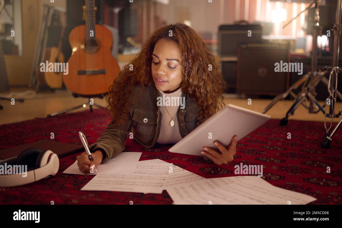 Musicien, studio et femme écrivant des paroles pour une chanson avec du papier et une tablette numérique pour la composition. Créatrice, compositeur et artiste musicale féminine Banque D'Images