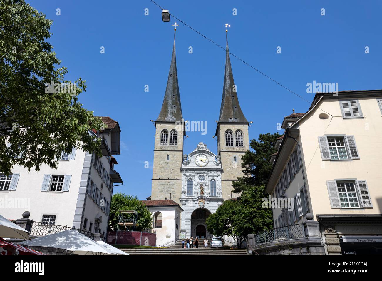 LUCERNE, SUISSE, 21 JUIN 2022 - vue sur la Cour de l'église Saint Leodegar (Hofkirche Sankt Leodegar) à Lucerne, Suisse Banque D'Images