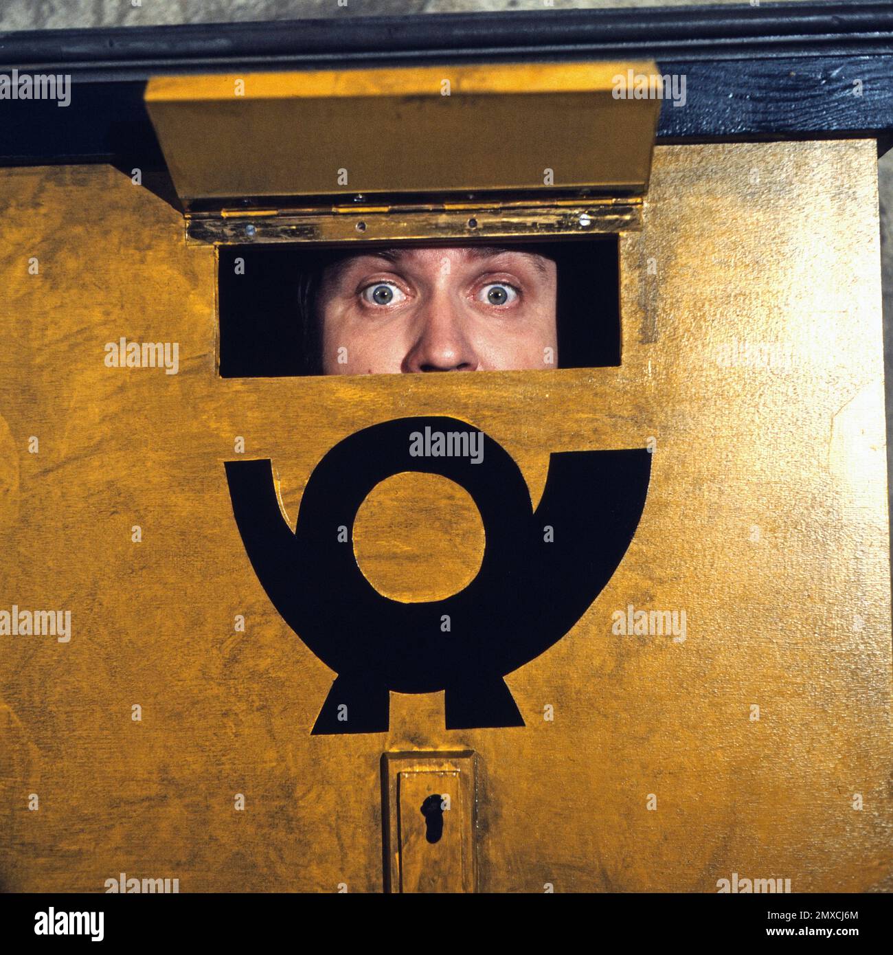 Spielwiese, Experimentelle Sendereihe, Deutschland 1979 - 1986, Regie: Helmut Rest, Mitwirkende: Wahrscheinlich Wolfgang Güttler im Briefkasten Banque D'Images