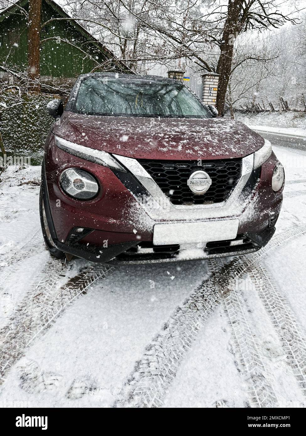 03.02.2023 Kiev, Ukraine : New Nissan Juke 2022 ans en couleur Bourgogne en hiver Banque D'Images