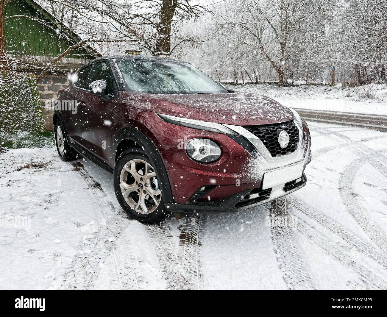 03.02.2023 Kiev, Ukraine : New Nissan Juke 2022 ans en couleur Bourgogne en hiver Banque D'Images