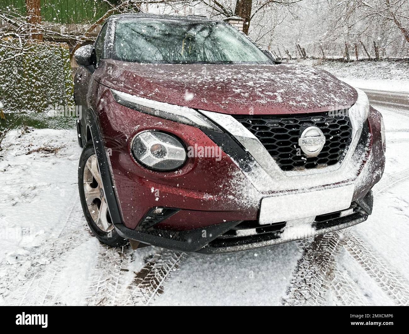 03.02.2023 Kiev, Ukraine : New Nissan Juke 2022 ans en couleur Bourgogne en hiver Banque D'Images