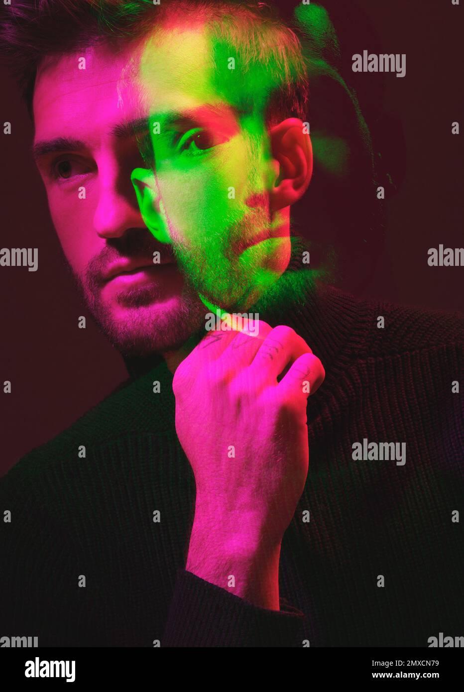 Double exposition, couleur et portrait d'un homme pensant isolé sur un fond sombre en studio. Texture, design et visage d'un homme avec revêtement coloré Banque D'Images
