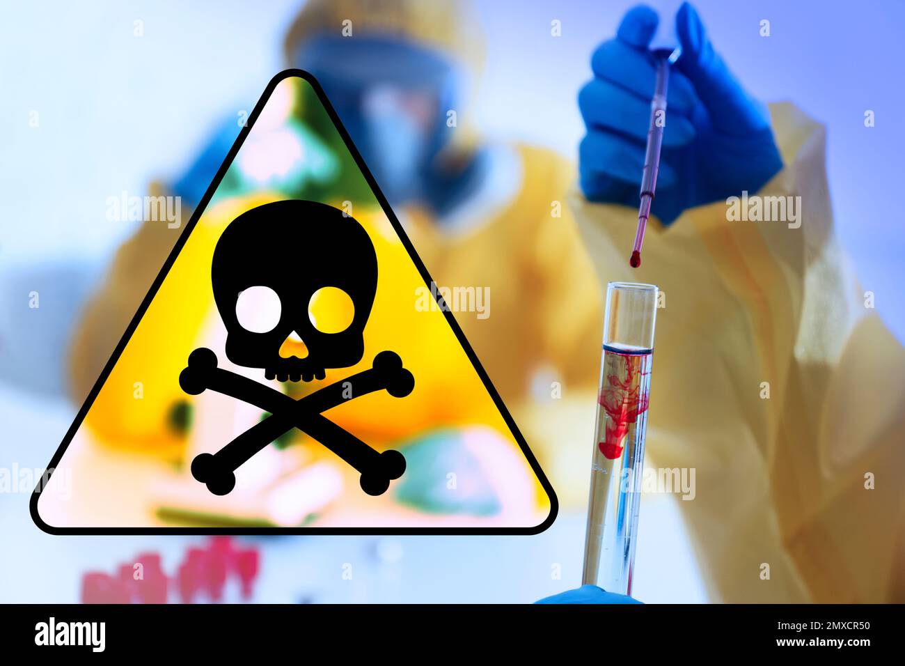 Signe de poison et un scientifique qui goutte du sang dans la sonde d'essai en laboratoire, en gros plan Banque D'Images