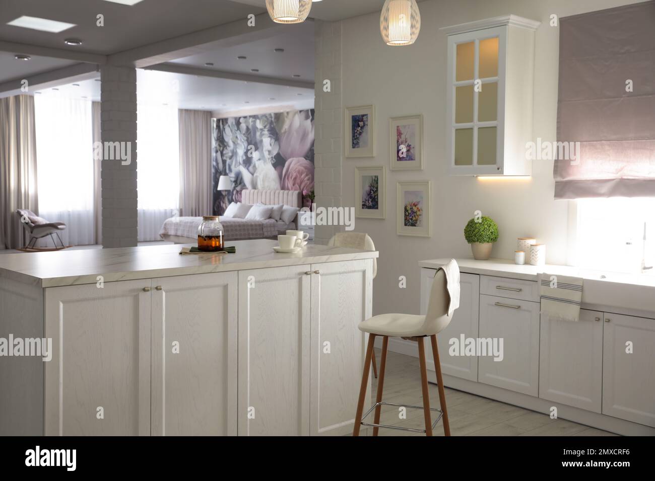 L'intérieur de l'appartement comprend une cuisine moderne et une chambre confortable Banque D'Images