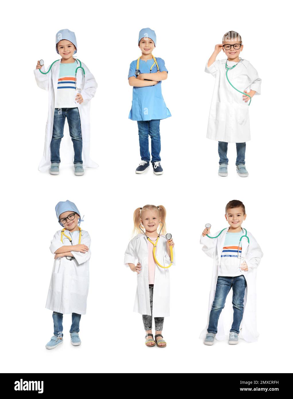 Collage de petits enfants mignons portant des costumes d'uniforme de médecin jouant sur fond blanc Banque D'Images