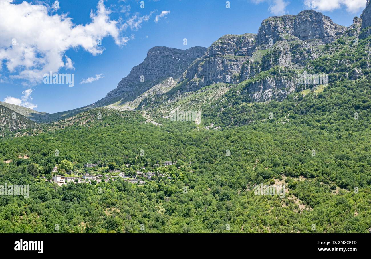 Le village de Mikro Papingo au-dessous du Mont Astraka dans le massif du Timfi des Monts du Pindus, au nord de la Grèce Banque D'Images