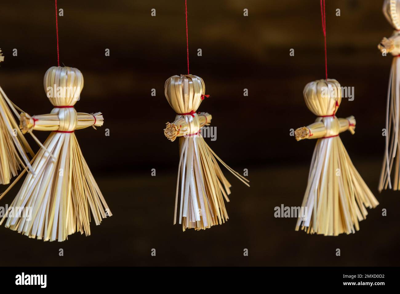 Des anges de tradition de paille artisanale. Traditions nationales de l'Ukraine. Banque D'Images