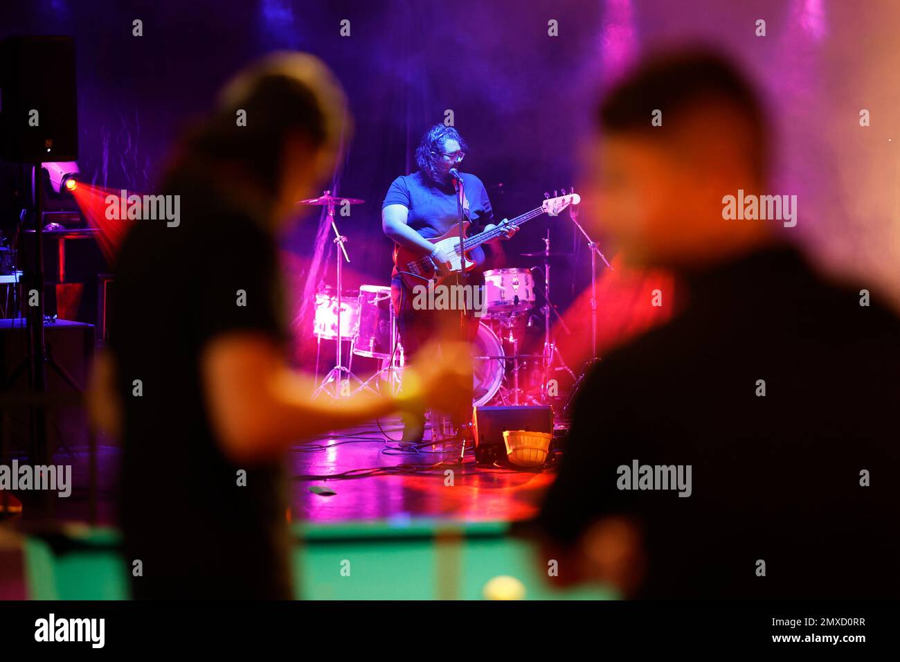 Photo d'un groupe en direct jouant dans un bar dans un éclairage coloré avec une mise au point sélective Banque D'Images
