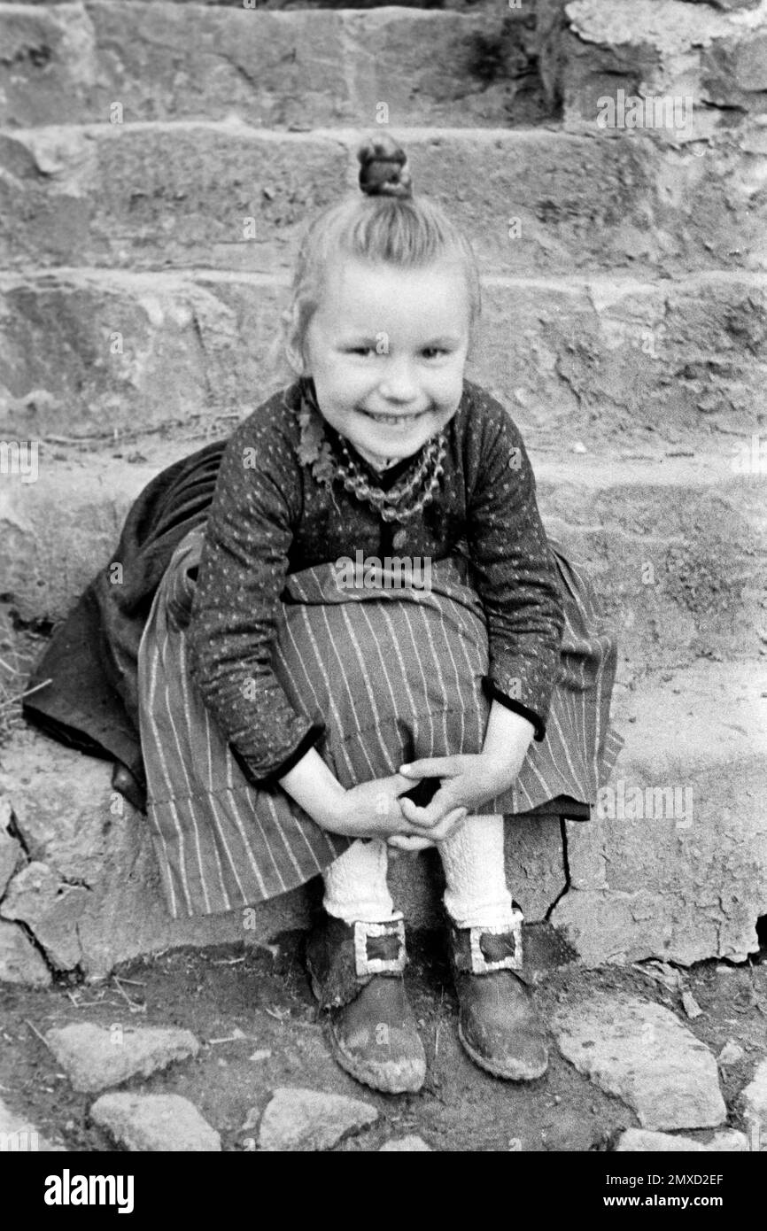 Porträt eines Mädchens in der Tracht des Schwalm-Eder-Kreises in Hessen, Deutschland, 1938. Portrait d'une fille portant la robe traditionnelle de la région de Schwalm-Eder à Hesse, Allemagne, 1938. Banque D'Images