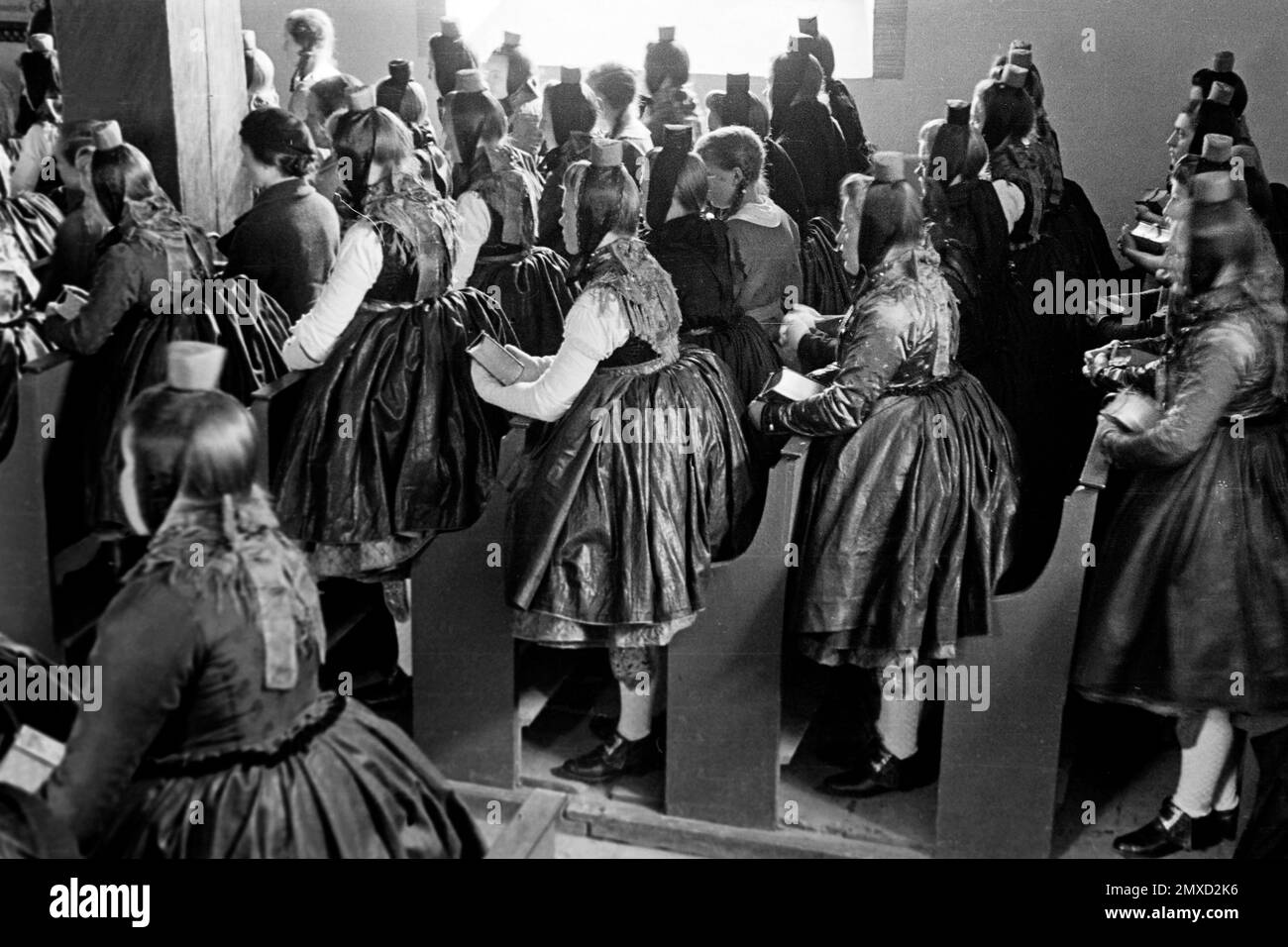 Frauen beim Gottesdienst im Schwalm-Eder-Kreis à Hessen, 1938. Femmes au service de l'église dans la région de Schwalm-Eder à Hesse, 1938. Banque D'Images