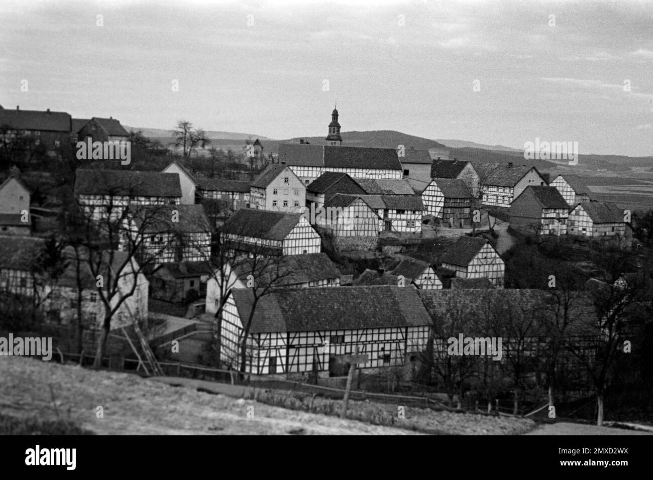 Blick auf Dorf mit Kirche, eventuell die Schlossskirche Altenburg, Schwalm-Eder-Kreis, Hessen, 1938. Vue sur le village avec église, peut-être l'église du château d'Altenburg, région de Schwalm-Eder à Hesse, 1938. Banque D'Images