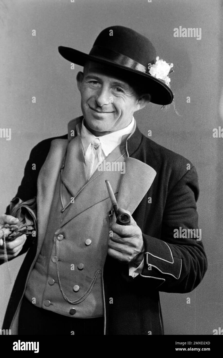 Himmelfahrt, 1938. Homme avec pipe de fumée de la haute Forêt Noire en costume de fête, probablement le jour de l'Ascension, 1938. Banque D'Images
