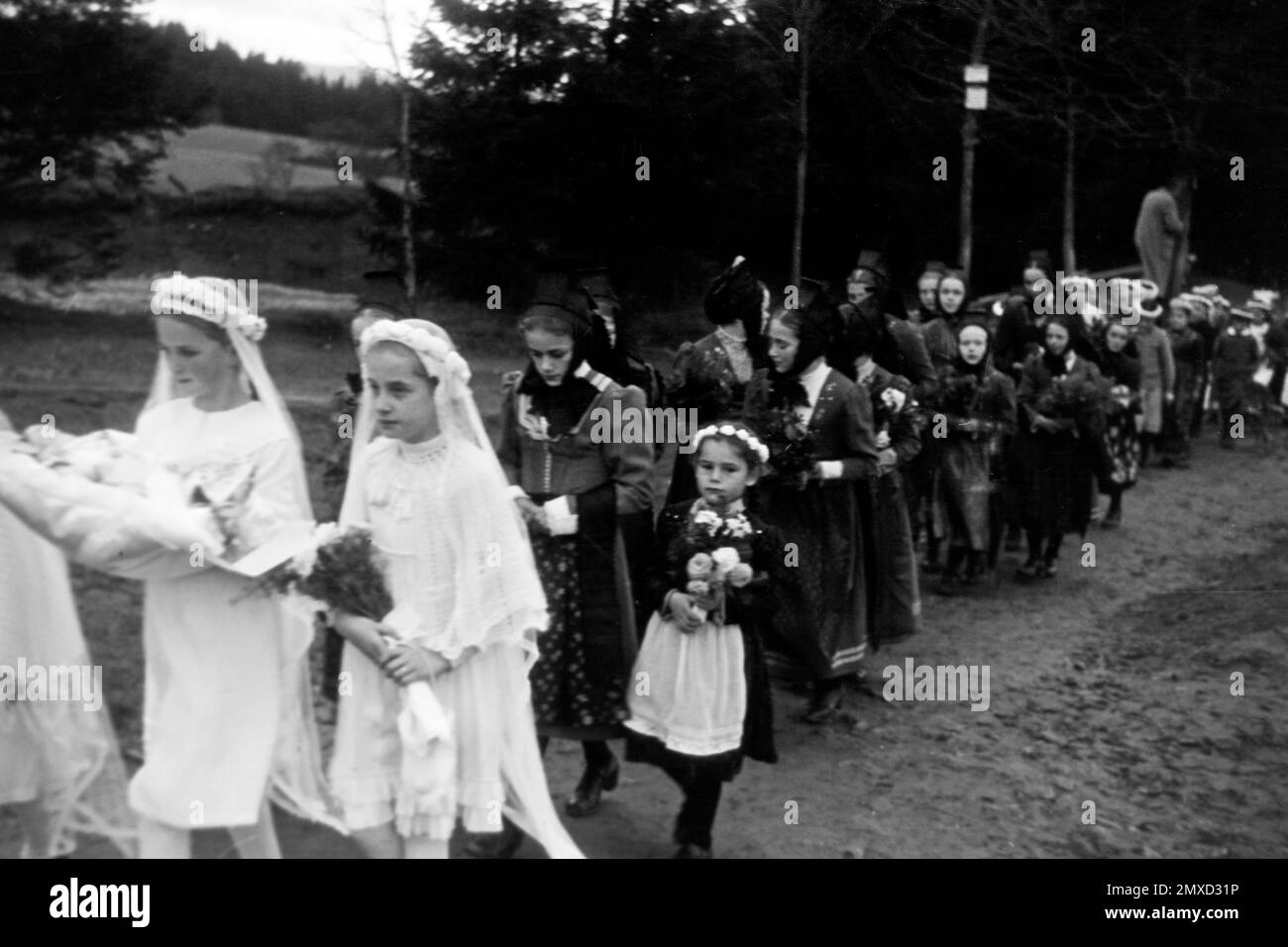 Prozession im Schwarzwald zum Todestag des heiligen Benedikt, 1938. Procession dans la Forêt Noire à l'anniversaire de la mort de Saint Benoît, 1938. Banque D'Images
