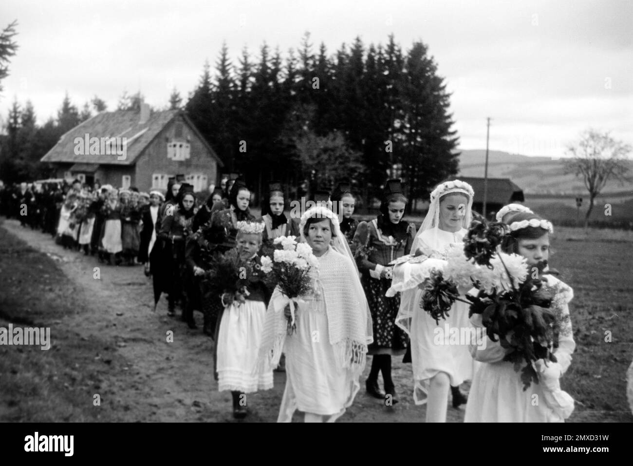 Prozession im Schwarzwald zum Todestag des heiligen Benedikt, 1938. Procession dans la Forêt Noire à l'anniversaire de la mort de Saint Benoît, 1938. Banque D'Images