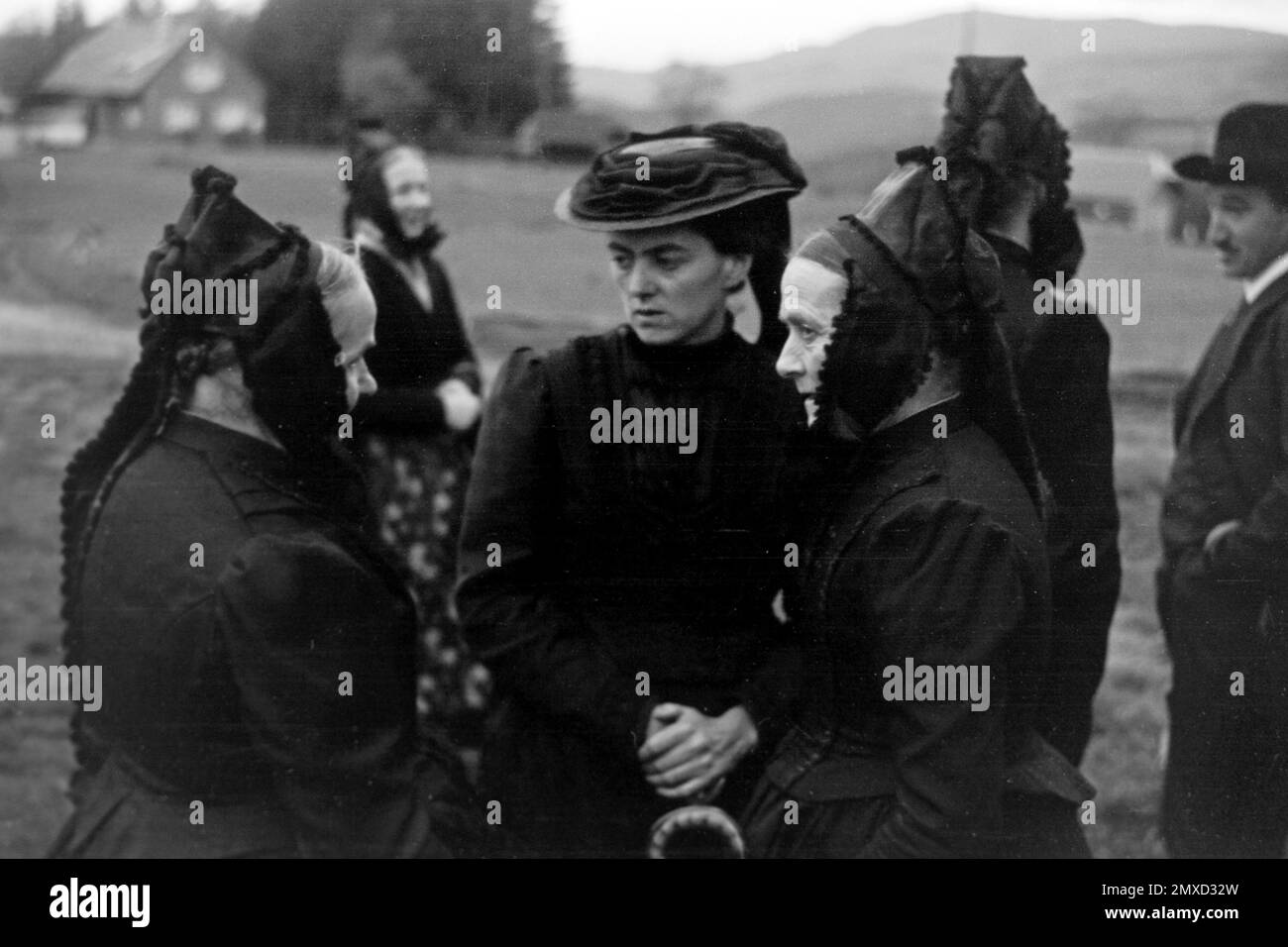 Frauen in Festtagstracht am Todestag des heiligen Benedikt, 1938. Femmes en costume festif à l'anniversaire de la mort de Saint Benoît, 1938. Banque D'Images