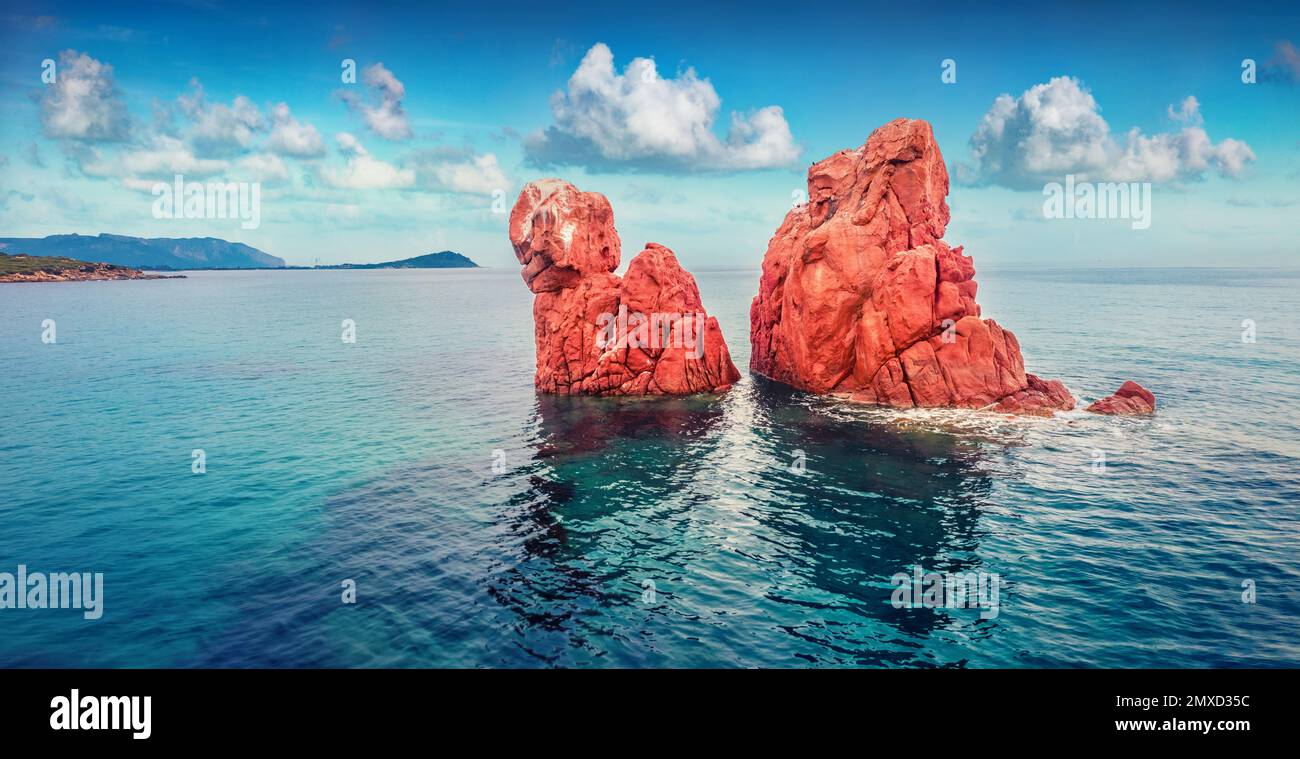 Vue incroyable de l'été depuis le drone volant de Red Rocks Gli Scogli Rossi - Faraglioni sur la plage di CEA. Calme matin scène de l'île de Sardaigne, Italie, Banque D'Images