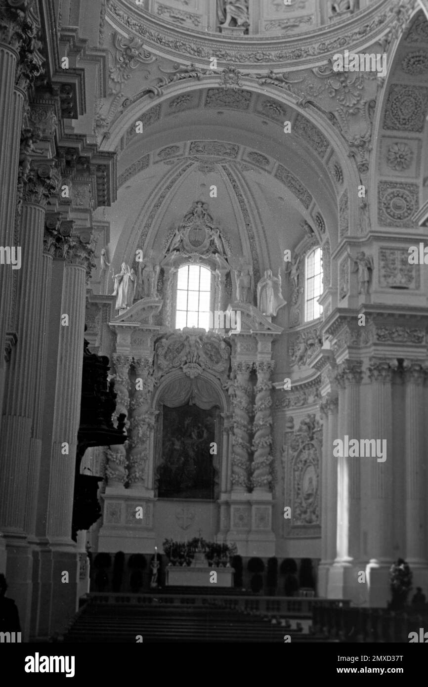 Der Hochaltar dans der Theatinerkirche Kajetan St., 1957. Le maître-autel à Theatine Church St. Cajetan, 1957. Banque D'Images