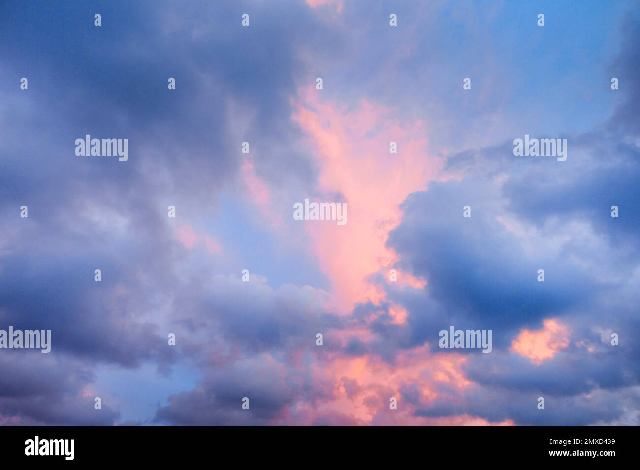 Jeu coloré de nuages dans le ciel du matin, Royaume-Uni, Écosse Banque D'Images