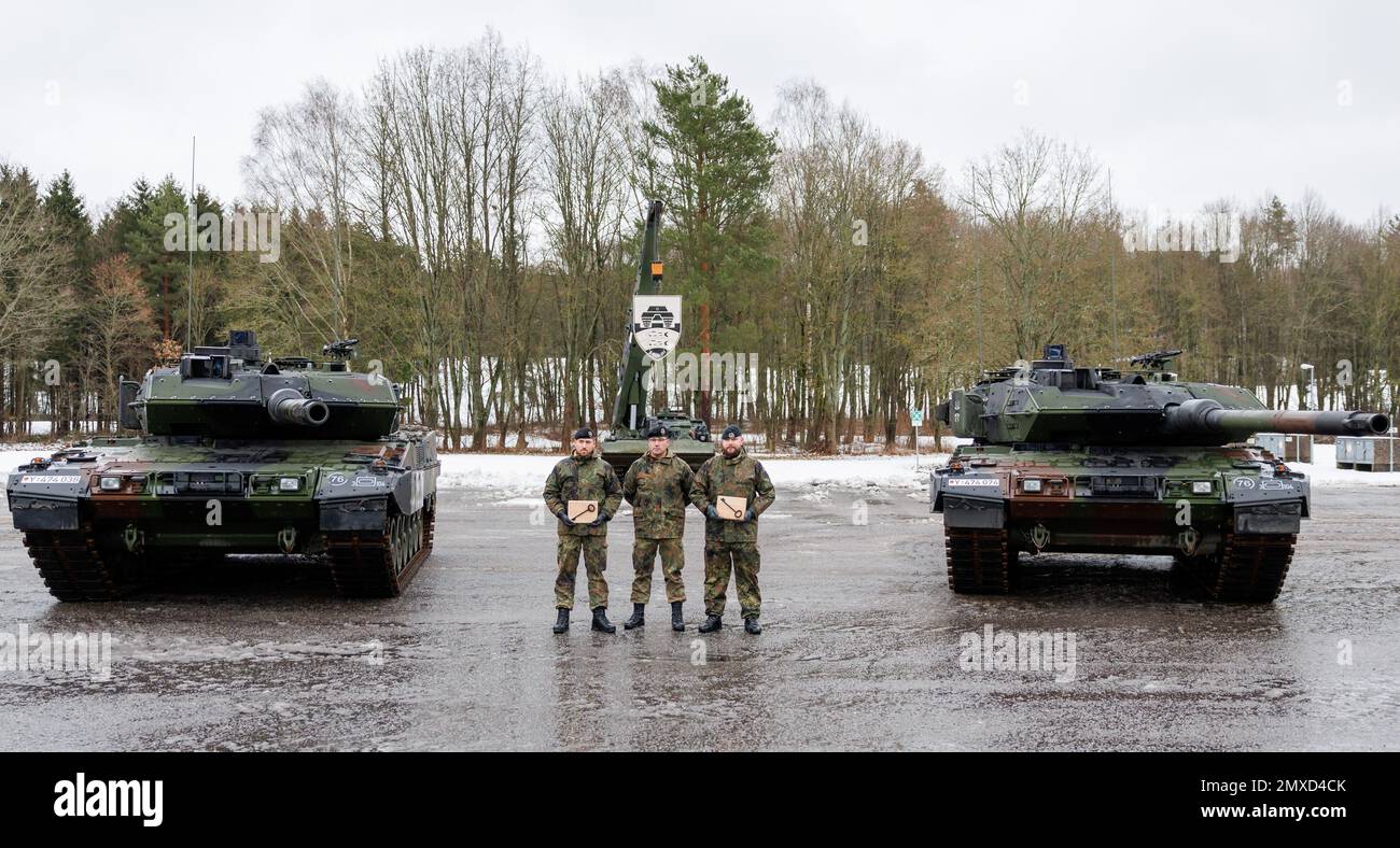 Pfreimd, Allemagne. 03rd févr. 2023. Le lieutenant-colonel Marek Krüger (M) se trouve à côté des commandants des compagnies de chars 2nd et 3rd du bataillon de chars 104 entre les nouveaux chars Leopard 2 A7V de l'armée allemande après la remise symbolique des clés du bataillon sur les terrains de casernes. Le bataillon de chars 104 sera progressivement équipé de chars de bataille principaux Leopard 2 A7V au cours des prochains mois. Le suffixe 2 A7V fait référence à l'étape de développement 7th de Leopard 2 et le « V » signifie « Improved ». Credit: Daniel Karmann/dpa/Alay Live News Banque D'Images