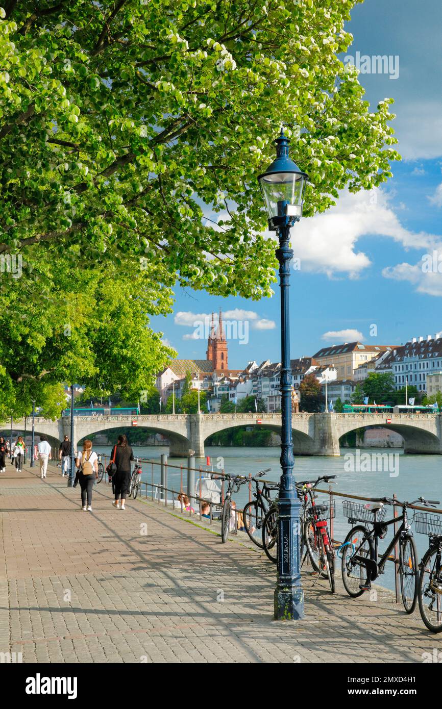 Vue depuis la promenade fluviale de la vieille ville de Bâle avec la cathédrale de Bâle et le pont Middle Bridge, Suisse, Bale Banque D'Images