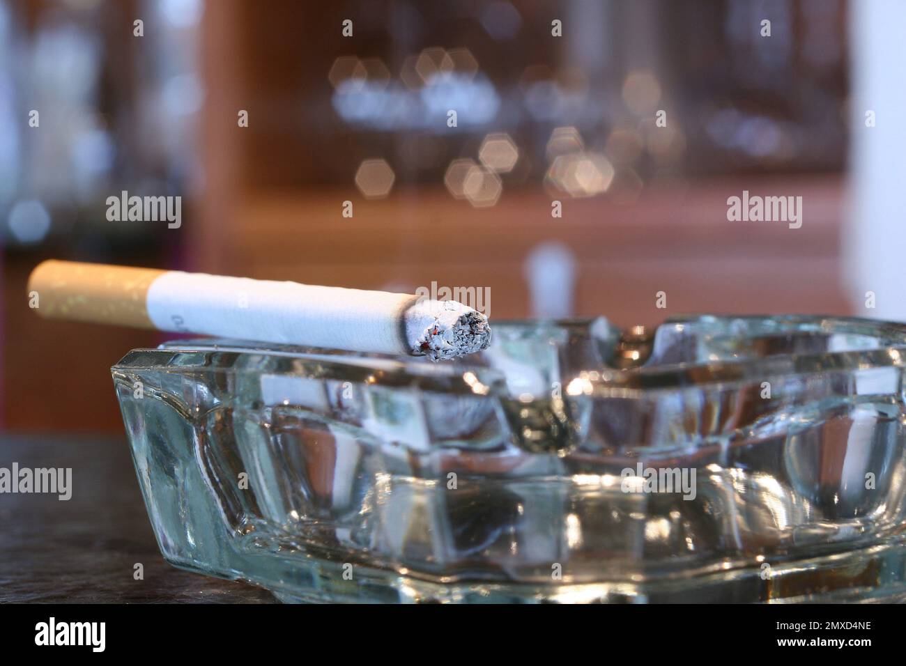 cigarette couvant dans un cendrier Banque D'Images