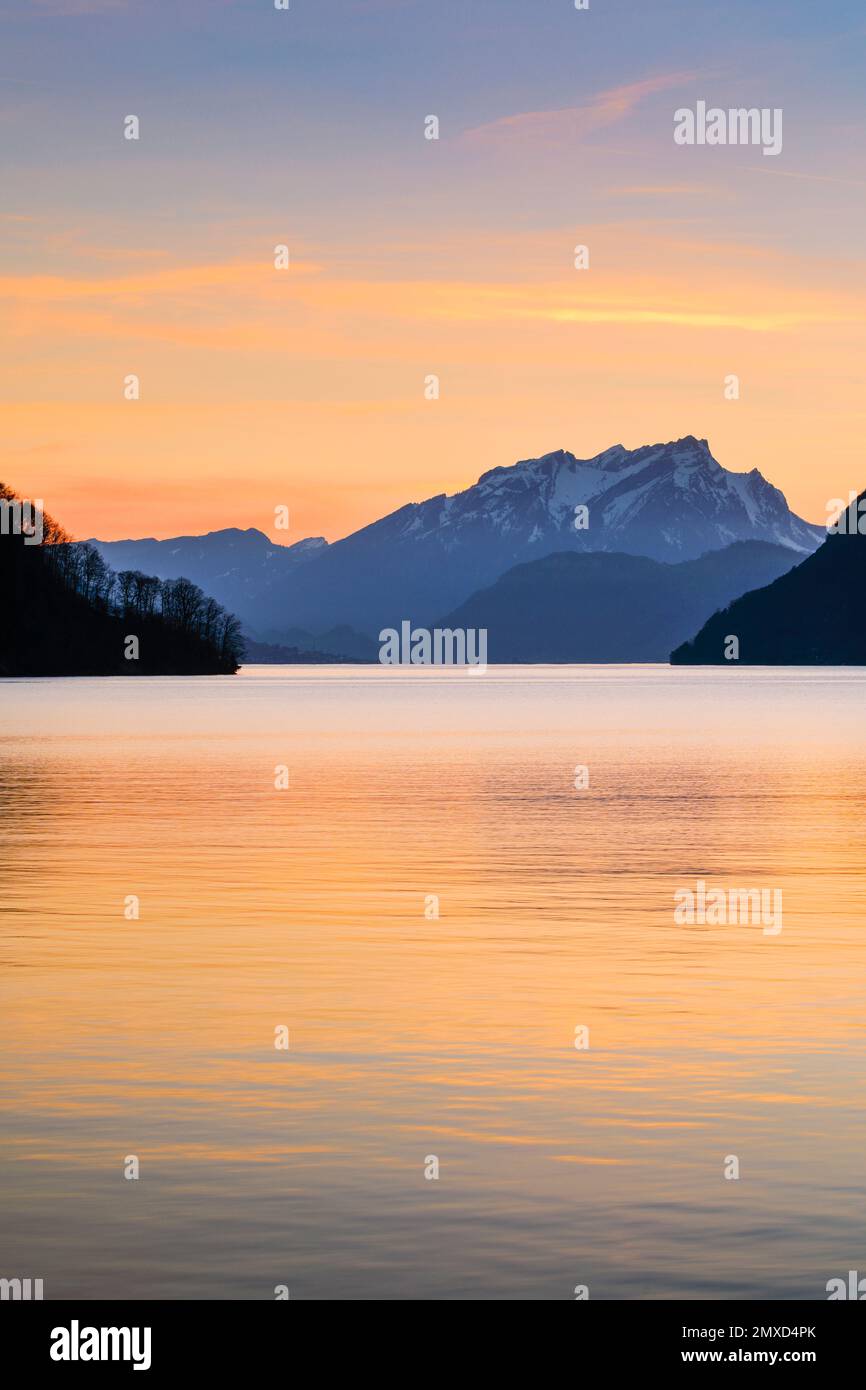 Vue de Brunnen sur le lac de Lucerne au coucher du soleil avec Pilatus en arrière-plan, Suisse, Berner Alpen, Brunnen Banque D'Images
