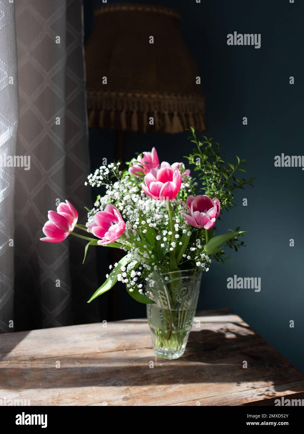 Beau bouquet de tulipes dans vase en verre sur table en marbre blanc. Espace pour le texte. Banque D'Images