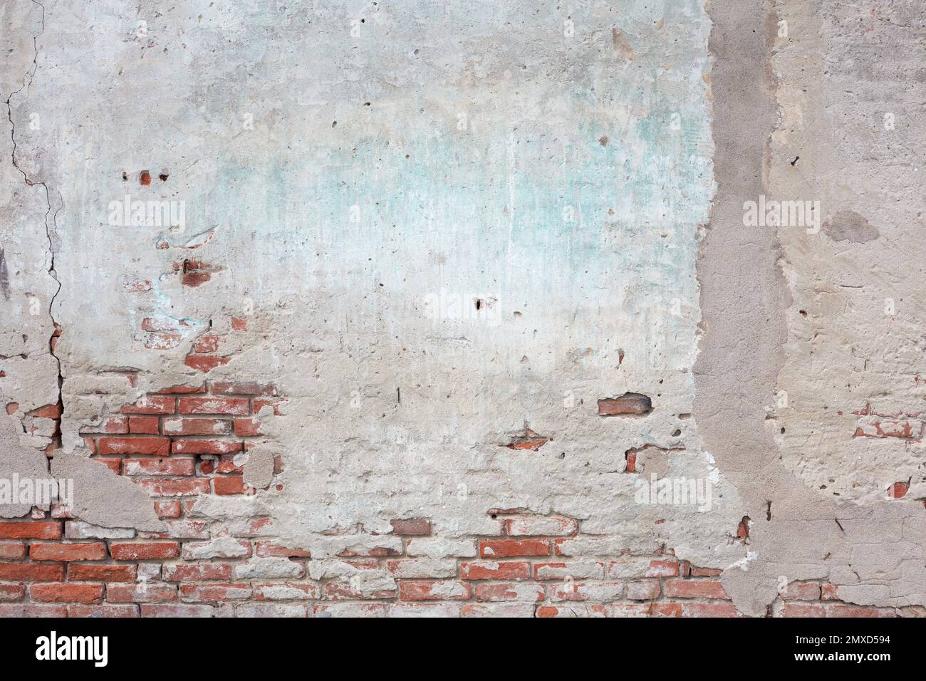 Vieux mur de brique et plâtre gris ruiné avec des fissures texture arrière-plan Banque D'Images