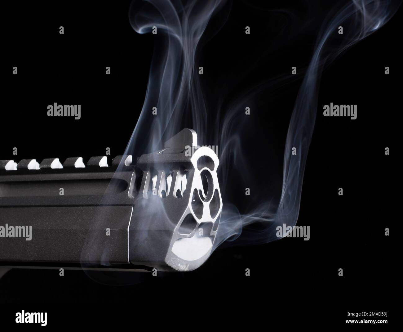 Canon à fumée d'un pistolet semi-automatique sur noir Banque D'Images