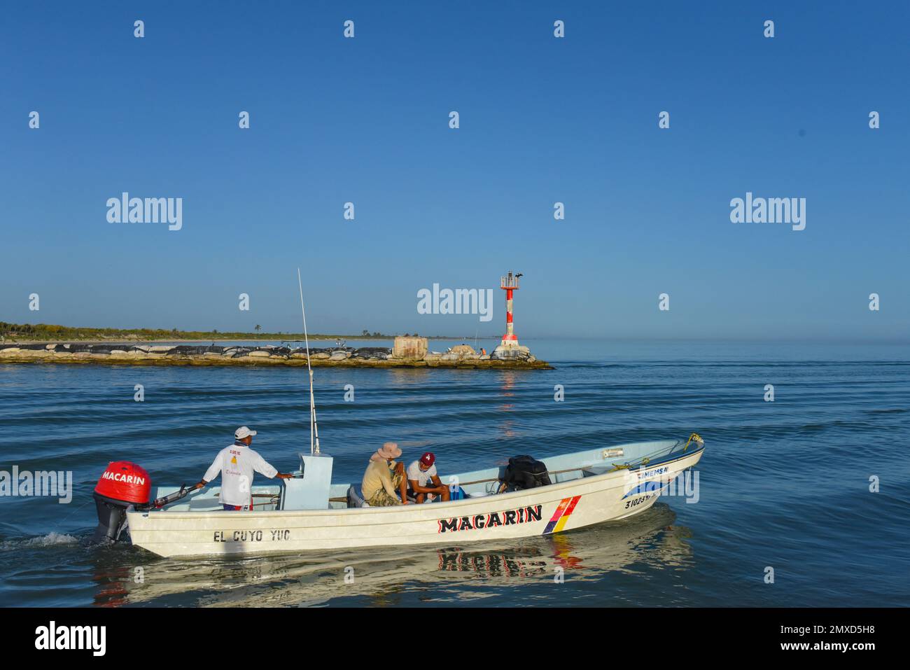 Pêcheurs sur leur chemin à la pêche, village d'El Cuyo. Côte du Yucatan, Mexique Banque D'Images