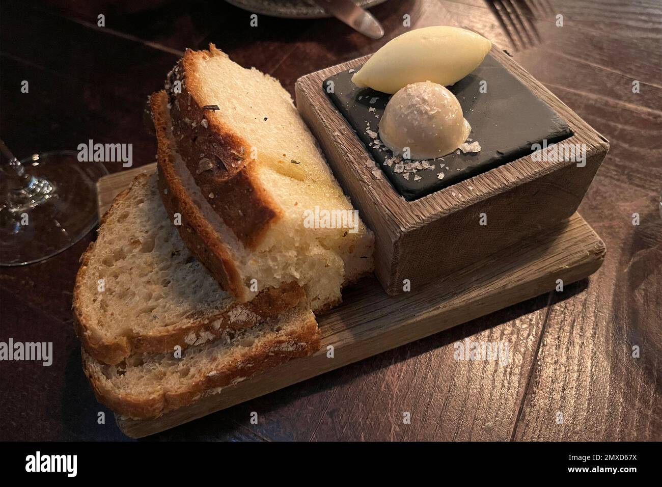 Du pain frais et du beurre sur la table dans un restaurant haut de gamme de Hartford. ROYAUME-UNI. Janvier 2023. Banque D'Images