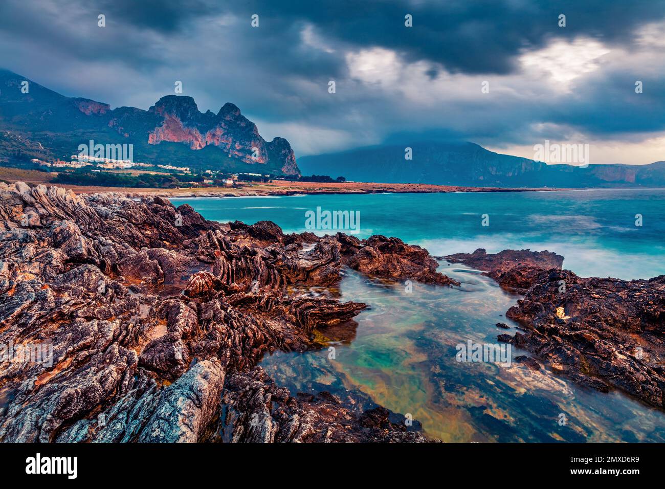 Paysages marins spectaculaires. Magnifique lever de soleil d'été sur la Sicile, la plage d'Isolidda, le cap de San Vito, l'Italie, l'Europe. Fabuleux paysage méditerranéen le matin Banque D'Images