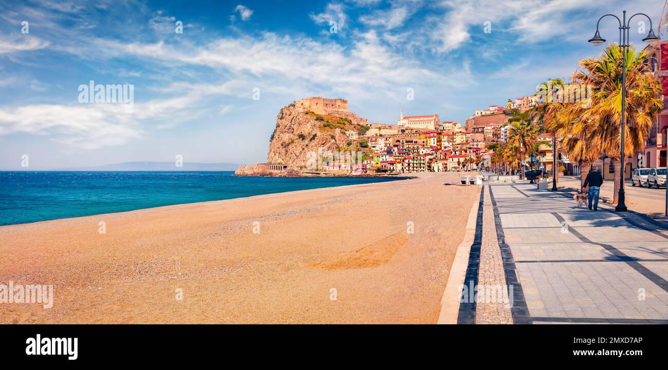Vue lumineuse le matin de la ville de Scilla avec le château de Ruffo en arrière-plan, partie administrative de la ville métropolitaine de Reggio Calabria, Italie, Europe. Banque D'Images
